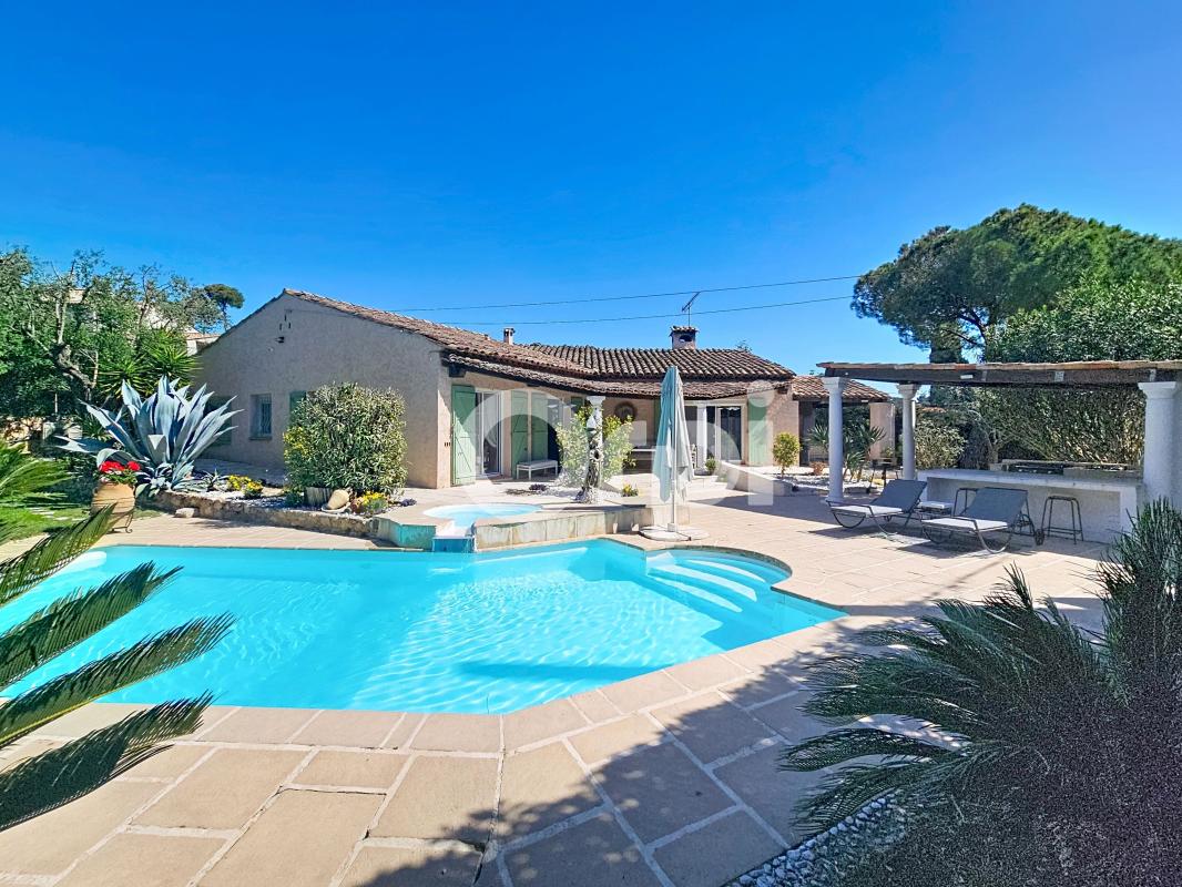 Villa néo-provençale de plain-pied entièrement rénovée – 167 m², piscine, studio indépendant, sans travaux, cadre résidentiel recherché à Vallauris Golfe-Juan