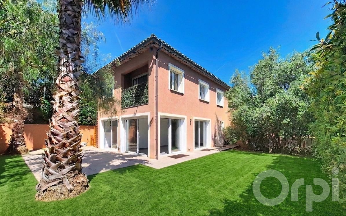 Villa tout confort de 195 m² avec piscine au calme absolu, terrain 733 m²