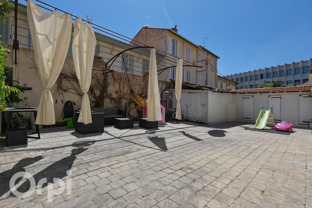 APPARTEMENT 4 PIÈCES - COUR PRIVATIVE - STATIONNEMENT