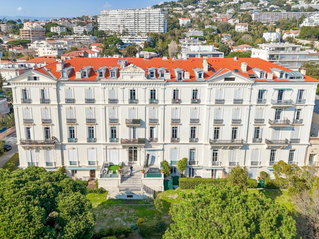 CANNES POINTE CROISETTE – Résidence de caractère du XIXe siècle – 3/4 pièces en rez-de-jardin avec terrasse plein Sud