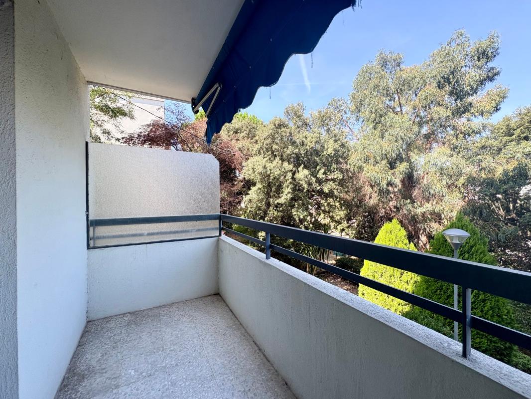 Grand studio avec balcon, cave et stationnement