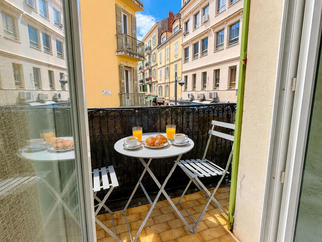 2 pièces d'angle - Balcon - rue piétonne