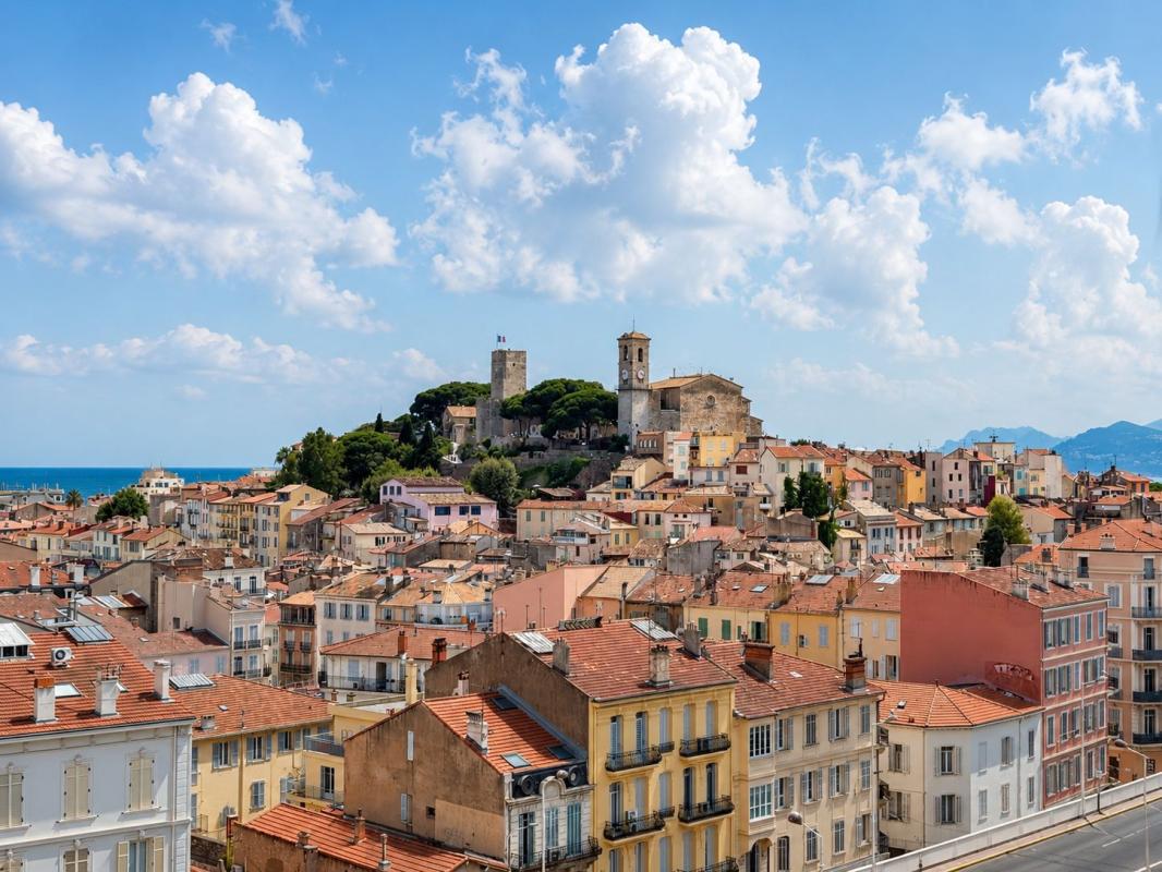 Appartement À Vendre - 3 pièces de 96 m2 vendu avec DOUBLE BOX EN SOUS SOL- CANNES FORVILLE