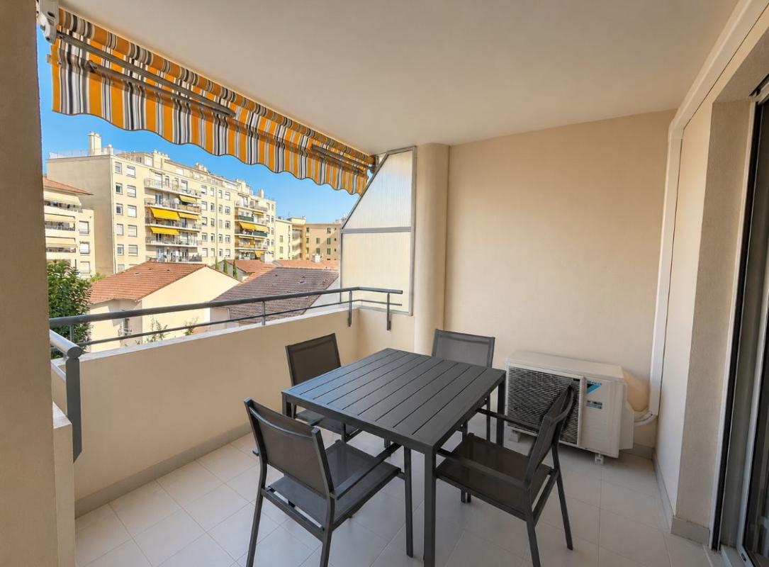 2 PIECES BAIL VIDE CENTRE VILLE TERRASSE ET PARKING
