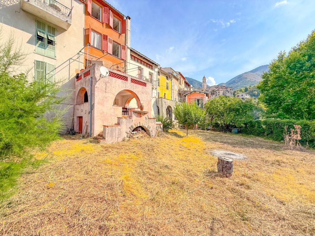 Maison de Maître à vendre à LUCERAM 160 m² 4 chambres jardins terrasses caves