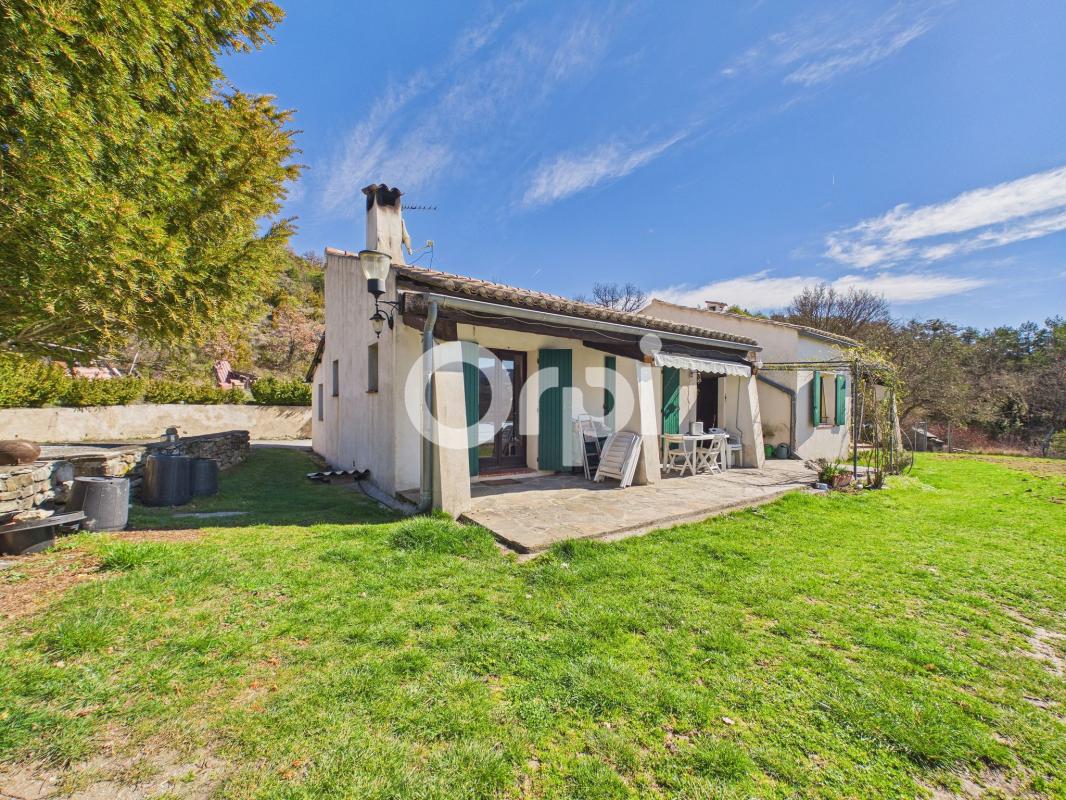 SUR PRÈS DE 9 000 M² CLOS AVEC PISCINE-FORAGE-DÉPENDANCES