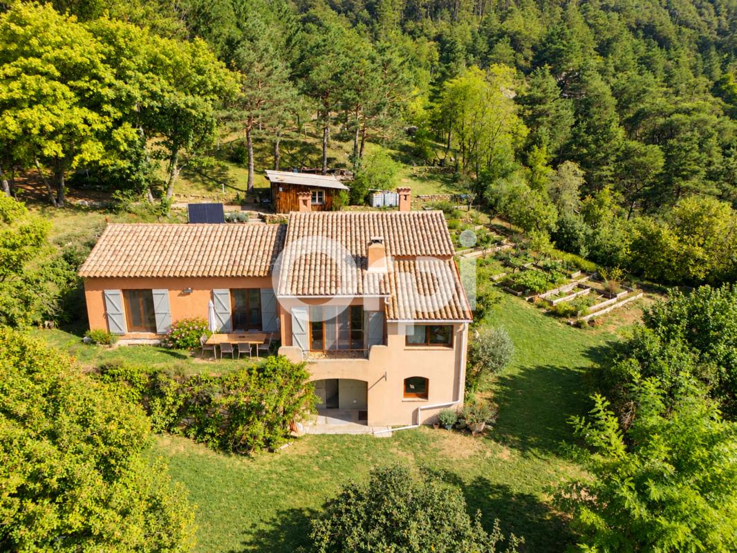 LA MARTRE - MAISON INDIVIDUELLE - TERRAIN 11 000 m2 - CALME ABSOLU - VUEMONTAGNES