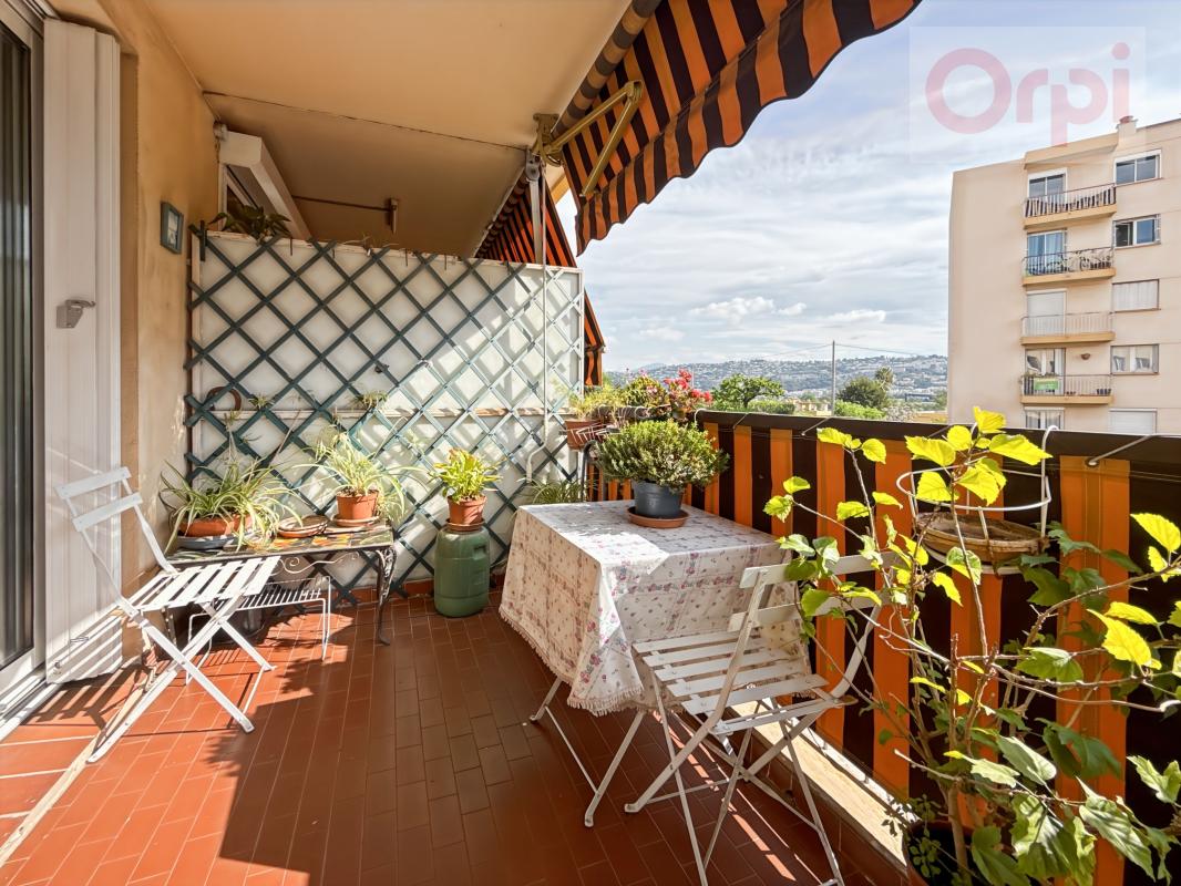 Appartement 3 pièces traversant avec terrasse et balcon, parking et cave