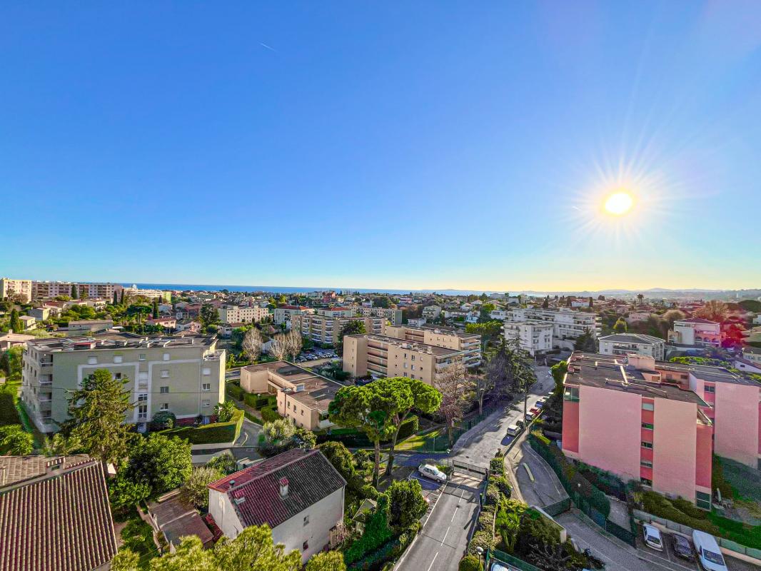 Appartement À Vendre 5 pièces 97.30 m² Cagnes sur Mer Val Fleuri Vue Mer