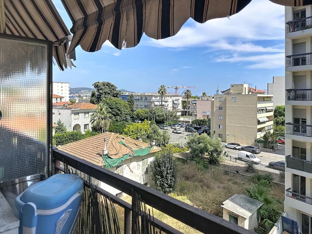 Grand F1 29m2 avec terrasse et garage