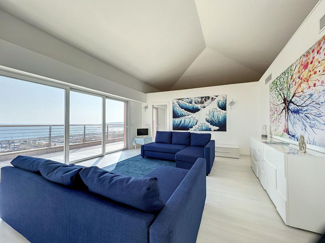 MENTON, QUARTIER GARAVAN: 4 PIECES DE 134 M2 AVEC TERRASSE DE 33 M2 ET VUE MER PANORAMIQUE