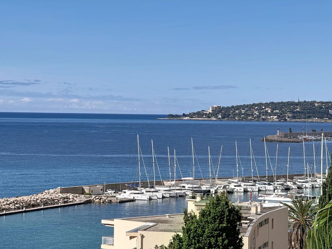 Menton, Quartier Garavan: Appartement traversant avec vue mer, terrasses, cave. Garage fermé en option