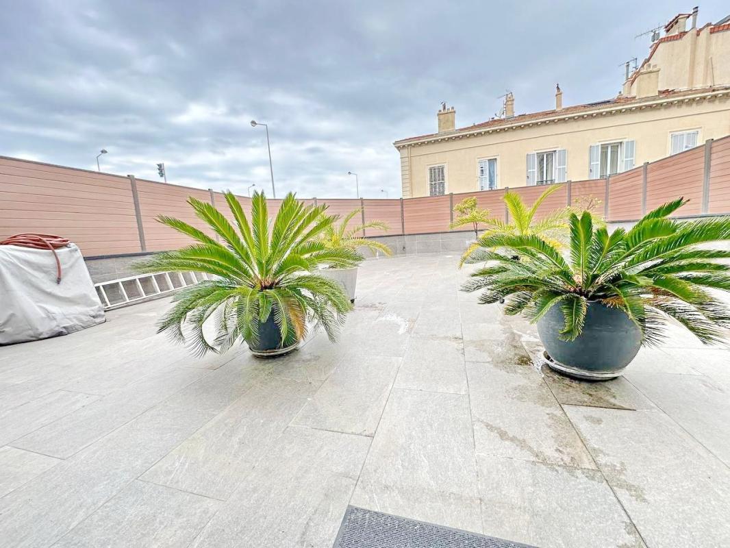 À Vendre appartement Bourgeois 4 pièces de 146 m² avec terrasses, CANNES centre (Limite Banane)