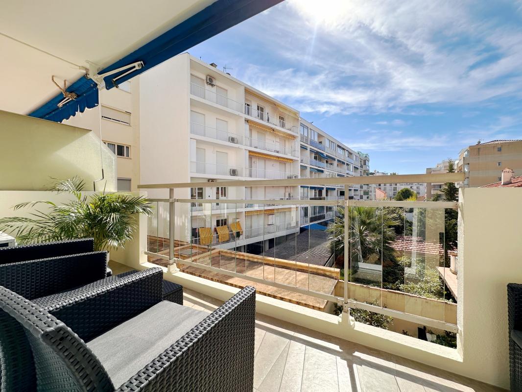Studio / 2P rénové, 32 m² + terrasse, front de mer – Palm Beach, Cannes ✨