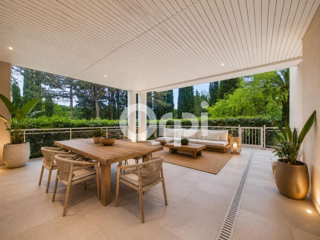 RÉSIDENCE DE STANDING RECHERCHÉE - PROCHE DE TOUTES LES COMMODITÉS ET DES PLAGES - GRANDE TERRASSE - CALME ET SANS VIS-À-VIS - 4 CHAMBRES - 2 STATIONNEMENTS