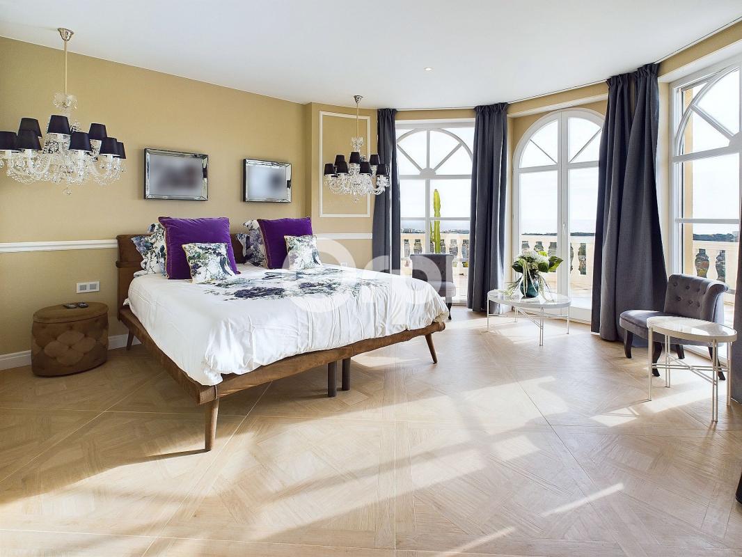 VILLA D'EXCEPTION AVEC VUE MER IMPRENABLE.- PRESTATIONS LUXUEUSES - MAISON DE GARDIEN ETAT NEUF
