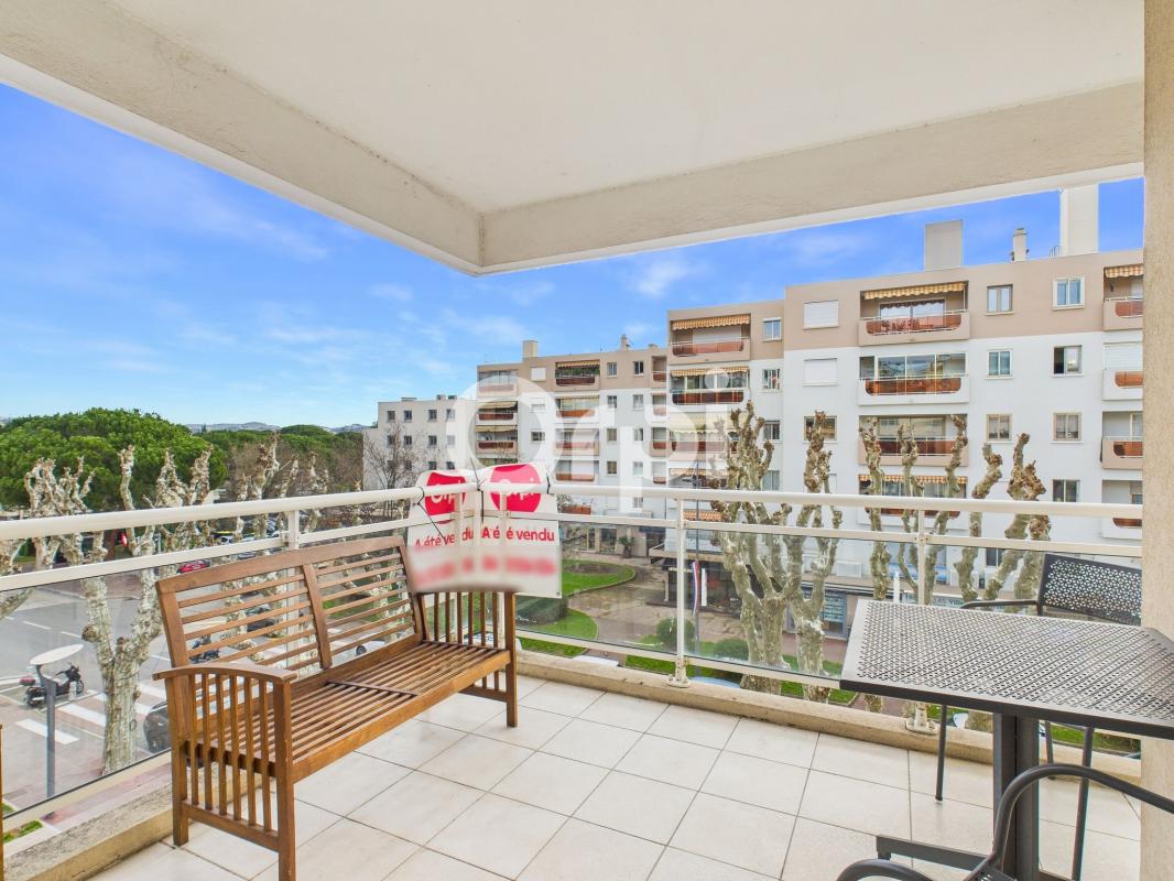 Appartement à vendre, centre ville MANDELIEU, proche de tout, terrasse