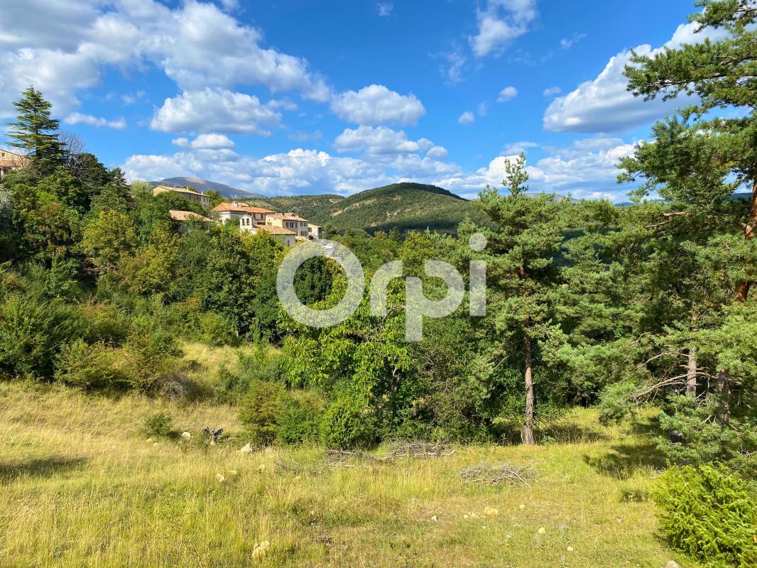 TERRAIN A BATIR 2 000 m2 - CALME ABSOLU- VUE DEGAGÉE SUR VILLAGE ET MONTAGNE - MOINS DE 100 000 €