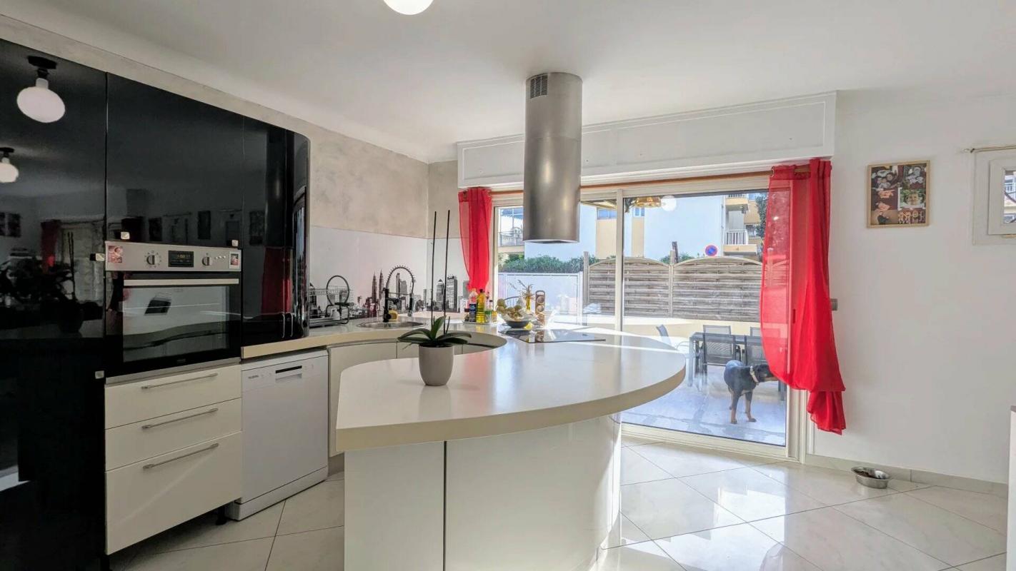 SAINT LAURENT DU VAR - Grand appartement familial 7 pièces avec jardin et terrasse
