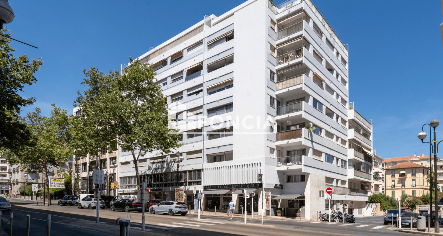CANNES CENTRE CARNOT DANS RESIDENCE SECURISEE SPACIEUX 2 PIECES BALCON  LOGGIA CAVE