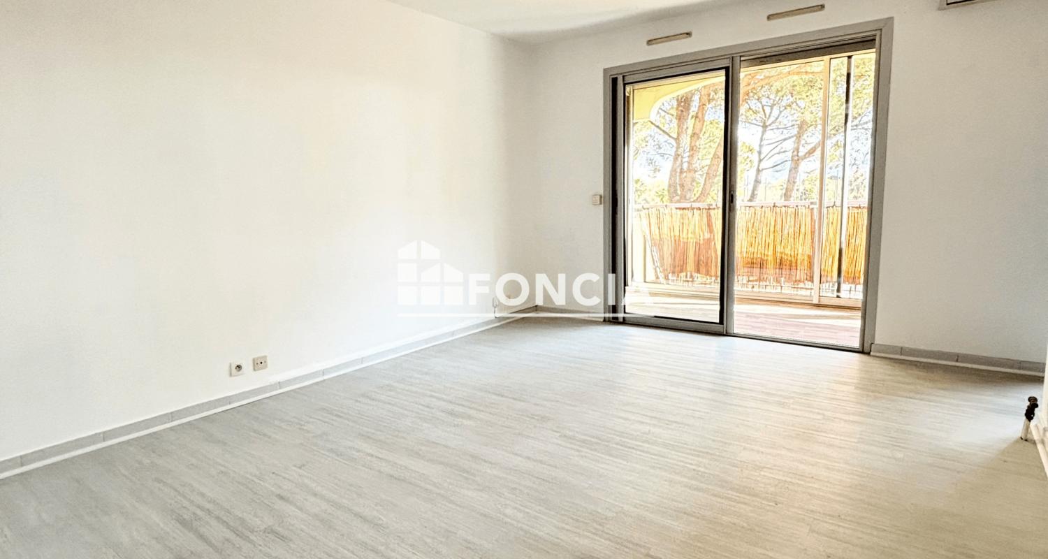 À vendre – Charmant 2 pièces rénové et climatisé de 26m2 avec loggia 12m2 - cave dans résidence avec piscines Acquisition d'un garage en supplément possible