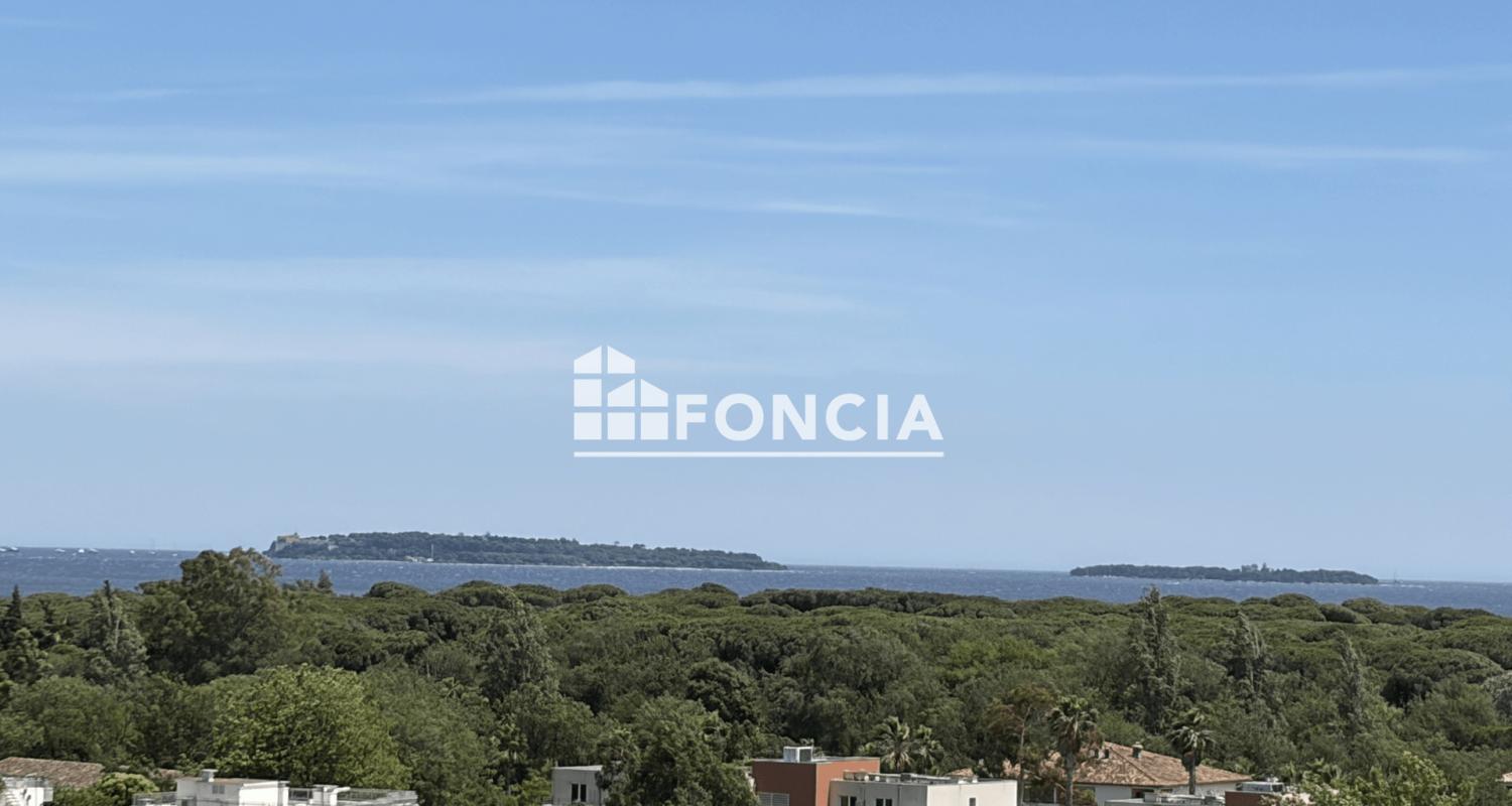 MANDELIEU – CANNES MARINA  Superbe 2 pièces de 54 m² situé au 8ᵉ étage d’une résidence recherchée de Cannes Marina, offrant une vue mer exceptionnelle et panoramique