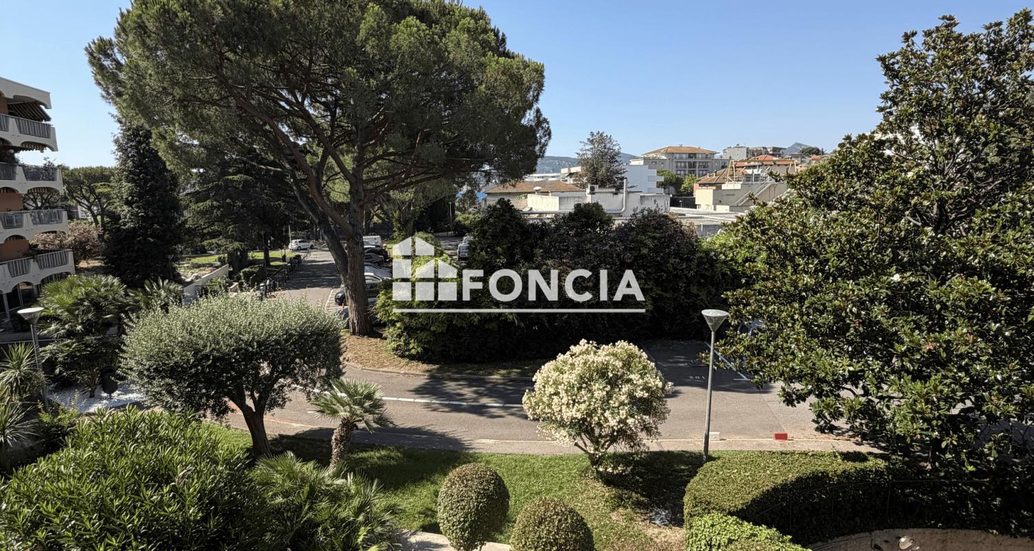Coup de cœur ! Superbe T2 de 40 m² entièrement rénové au 2ème étage. Belle terrasse fermée en véranda avec double exposition Sud/Ouest. Parking et cave. Résidence sécurisée avec 3 piscines et parc de 8 hectares