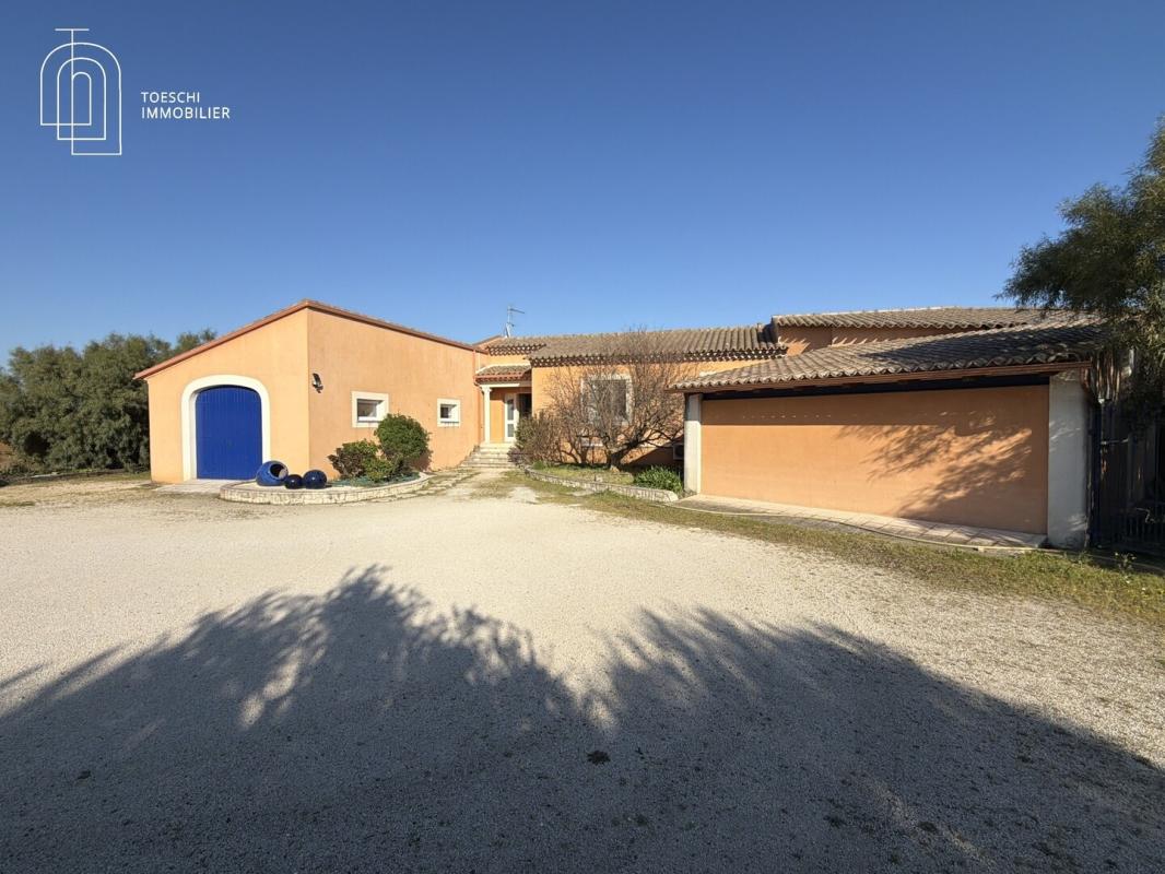 Propriété avec deux habitations, studio et bureau indépendant – Arles