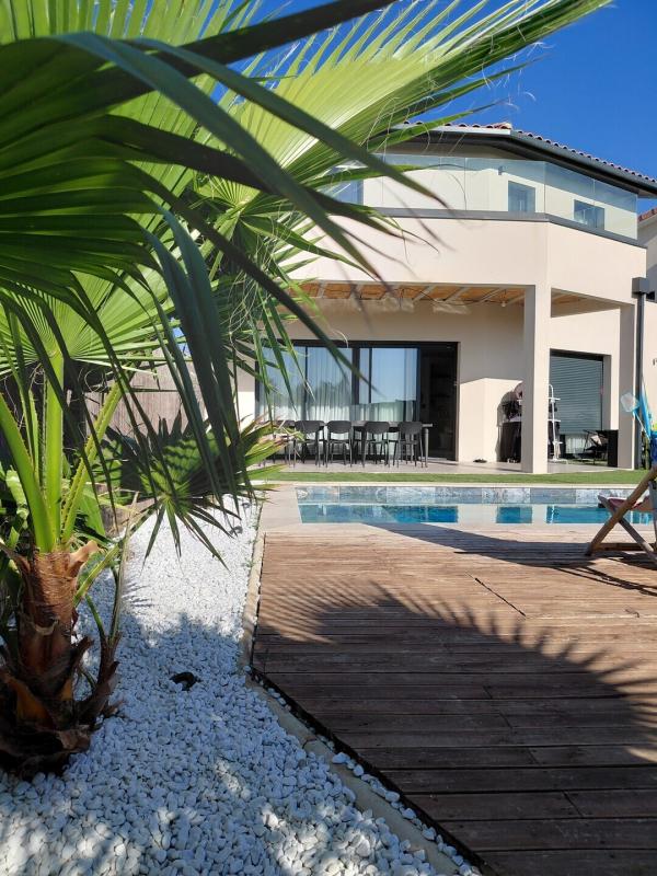 VILLA INDIVIDUELLE 142 M² HAB + GARAGE SUR 300 M TERRAIN AVEC PISCINE