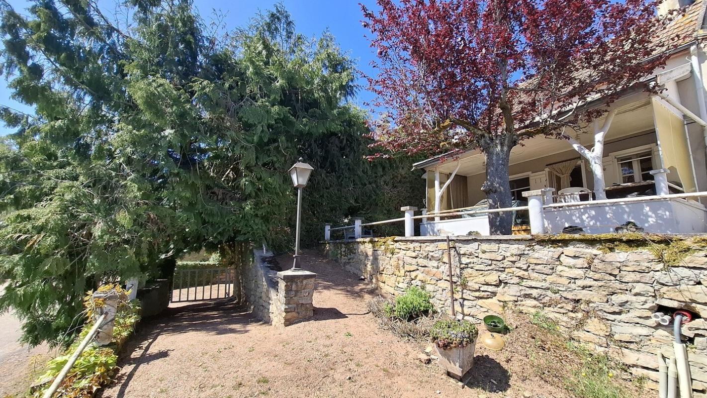 MAISON A RENOVER AU COEUR D'UN VILLAGE BOURGUIGNON