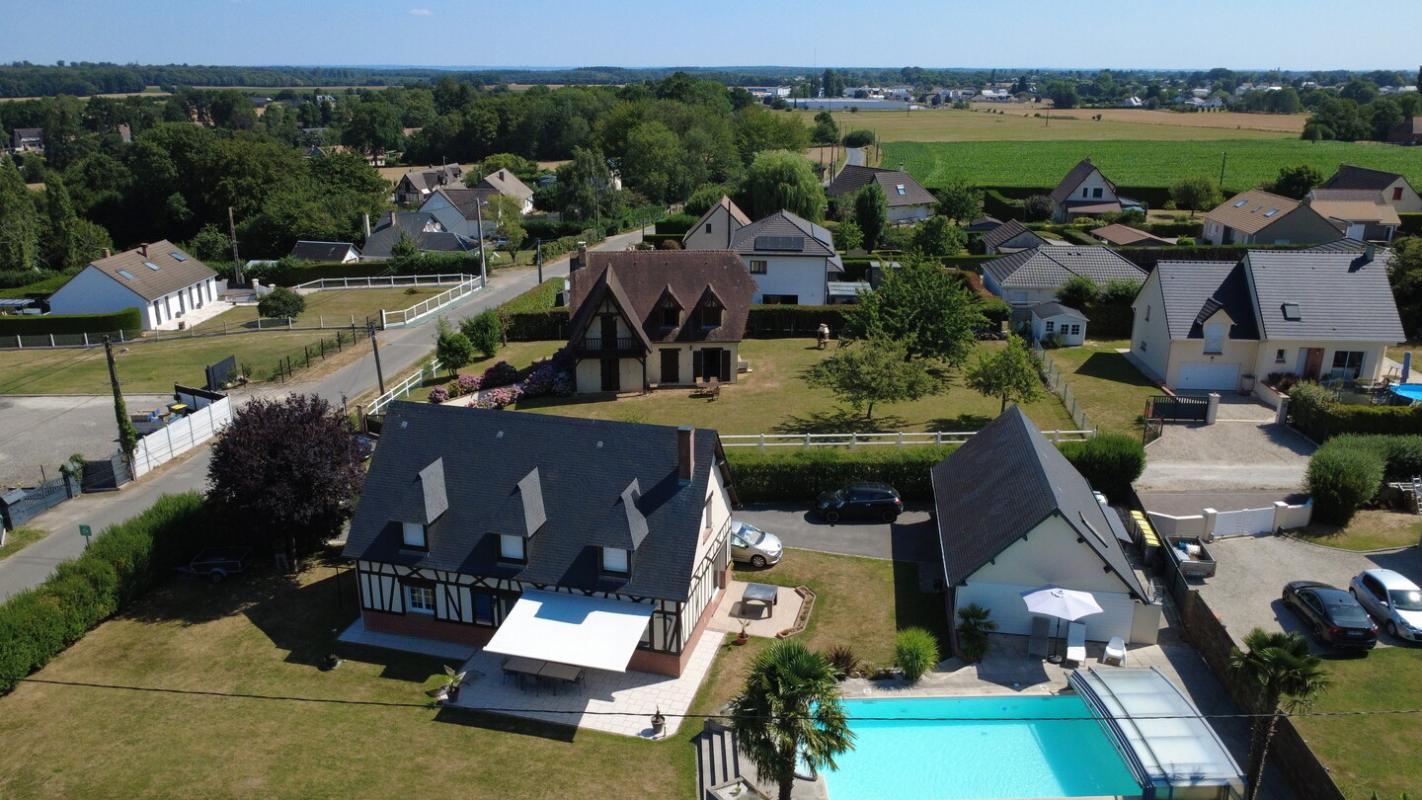 A UNE HEURE DE DEAUVILLE, AVEC PISCINE, JARDIN PLAT, CLOS ET ARBORE