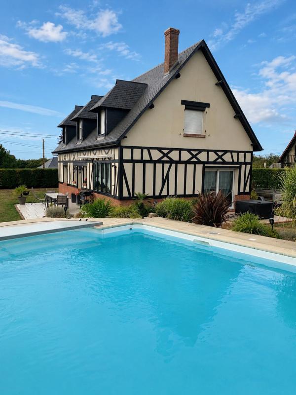 A UNE HEURE DE DEAUVILLE, AVEC PISCINE, JARDIN PLAT, CLOS ET ARBORE