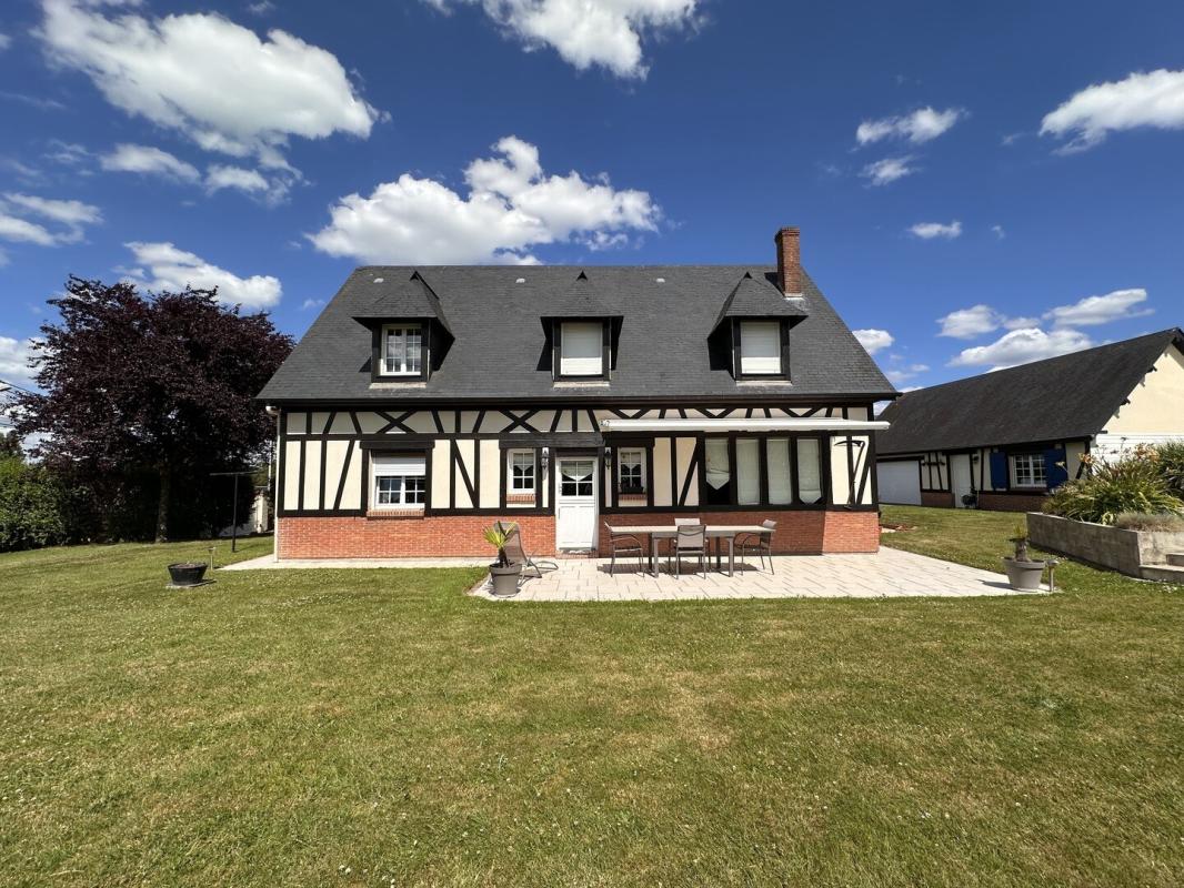 A UNE HEURE DE DEAUVILLE, AVEC PISCINE, JARDIN PLAT, CLOS ET ARBORE