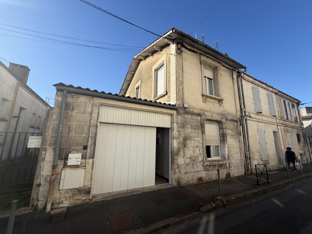 Maison en pierre avec garage et terrain à proximité de la bussate