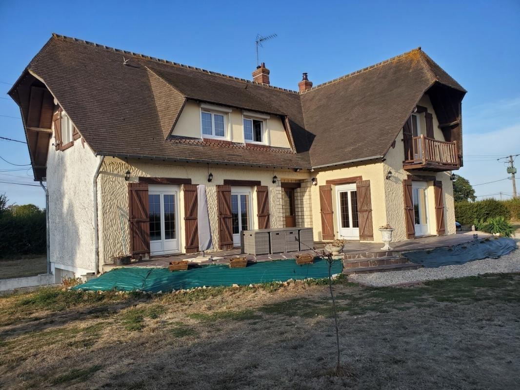 Maison à la campagne sans voisins au milieu des champs
