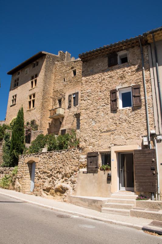 Maison de village en pierres divisée en 2 appartements prêts à louer !