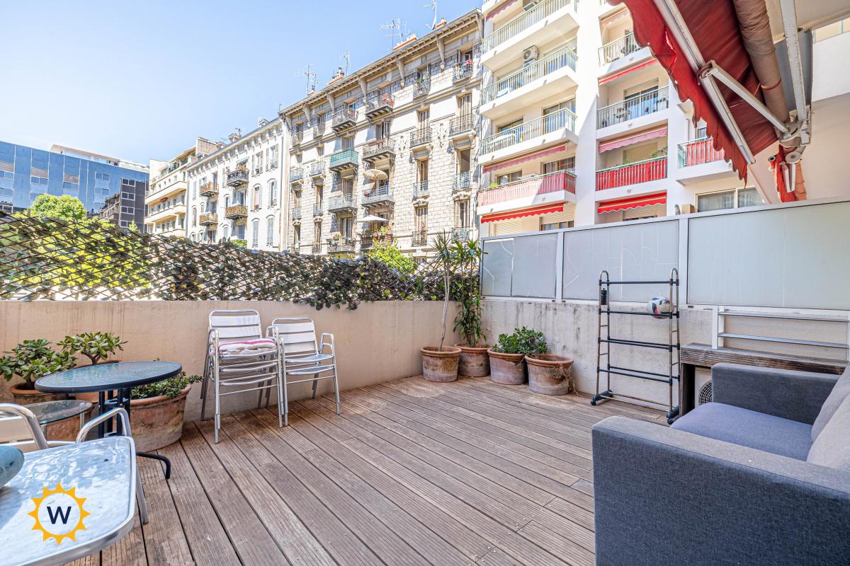 NICE CENTRE / ANDRIOLI - STudio de 26 m2 avec terrasse de 20 m2 - A 2 pas de la promenade des anglais, commerces et tramway !