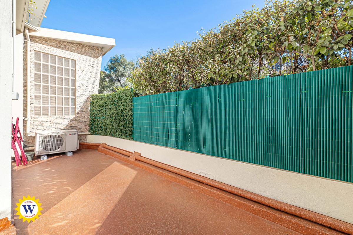2 pièces rénové avec terrasse en rez-de-jardin