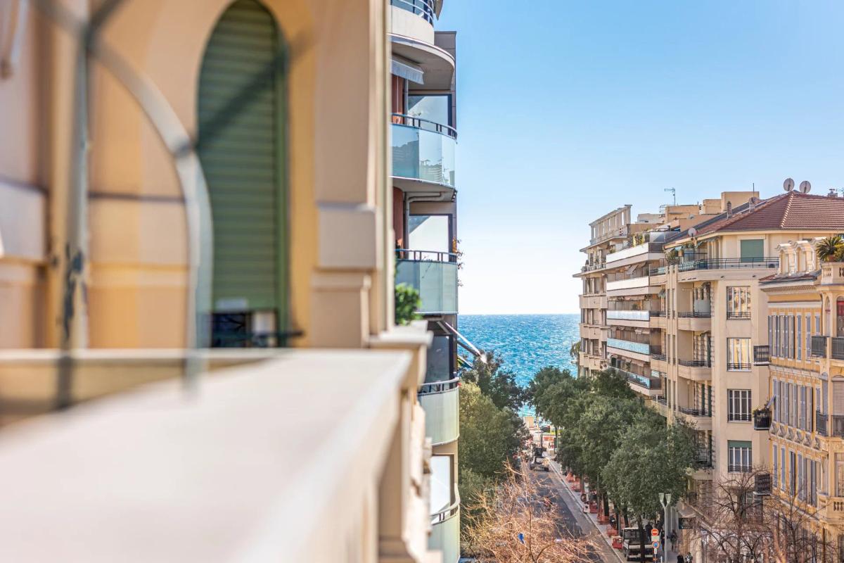 NICE BAS GAMBETTA - 3 pièces de 94 m2 en  avant-dernier étage, bel immeuble, à 2 pas du tramway, prom et commerces !