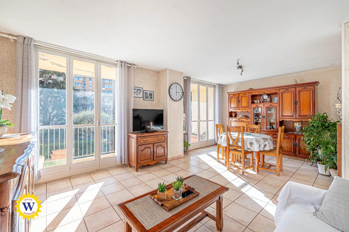 NICE PASTEUR / RUE DESIRE CLARY - 3 pièces de 65 m2 avec balcon, bien exposé, parking collectif ! Bon état général, proximité commerces et transports