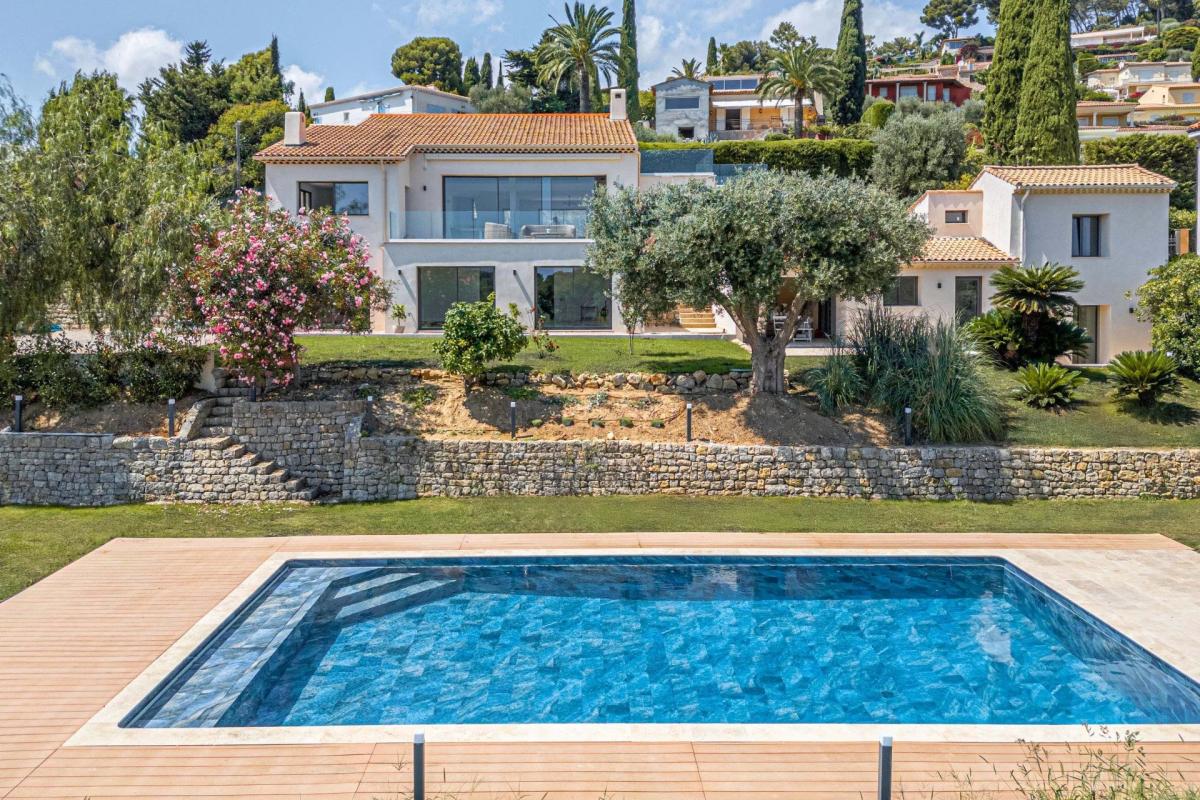 BRUSQUETS / RETENAOU - MAISON RENOVEE AVEC VUE MER, DEPENDANCES ET PISCINE
