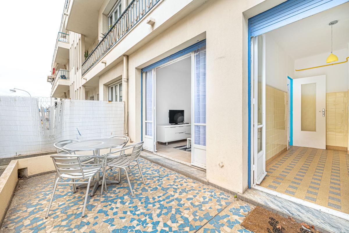 NICE OUEST BD DE MAGNAN - F1 de 32,82 m2 avec terrasse 10 m2, cave. Investissement locatif !