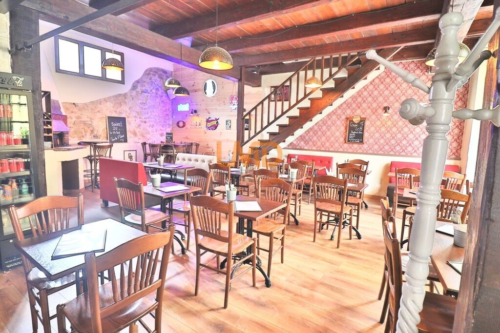 Brignoles: immeuble: restaurant et appartement