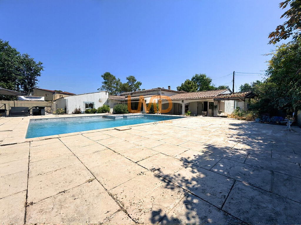 Tourrettes – Propriété familiale avec piscine, dépendances