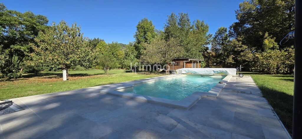 Villa de plain-pied avec piscine et grand terrain arboré