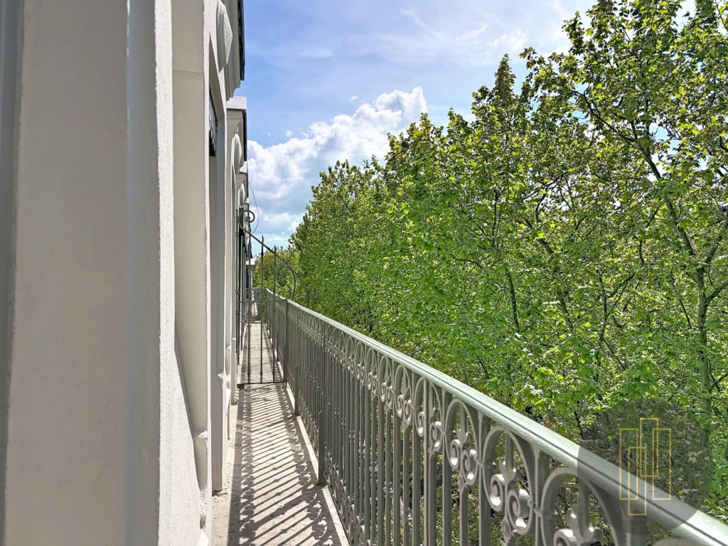 Lyon 6ᵉ Foch - Dernier étage haussmannien avec balcon filant - Photo 4