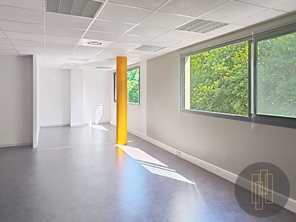 LEGNY - LES PONTS TARRETS - bureau de 45m²