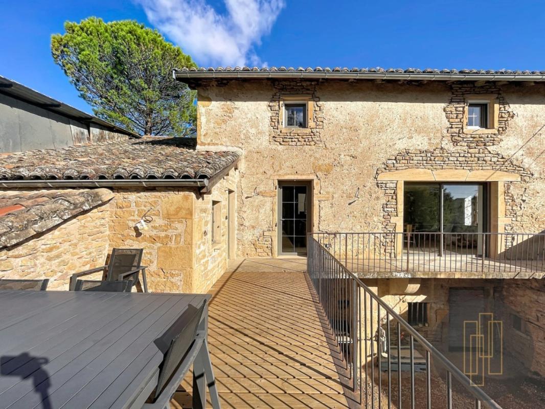 EXCLUSIVITE- COGNY : Maison en pierres dorées avec vue