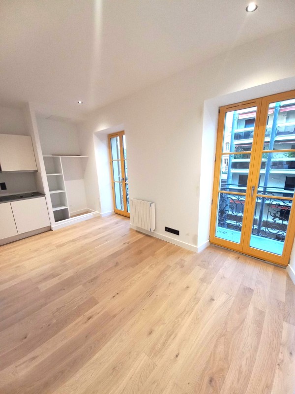 Studio avec balcon  à NICE