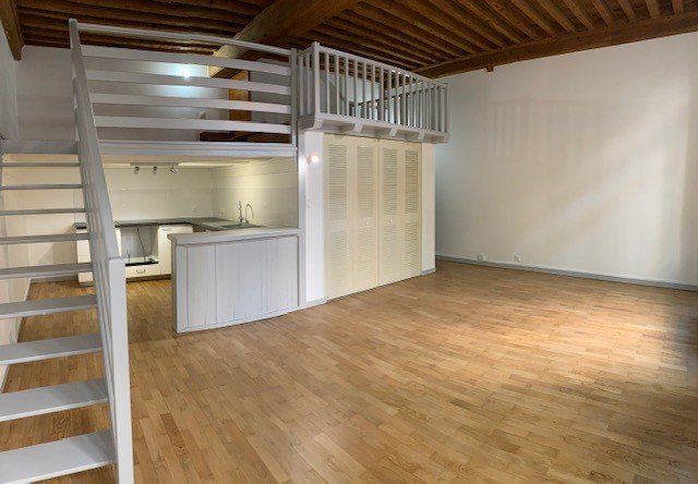 Studio - Photo 2